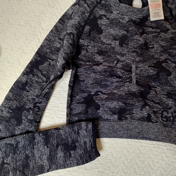 GYMSHARK Lot Of 2 Blue Flex Crop Cutout & Camo Seamless Crop Long Sleeve Top S - Picture 3 of 8